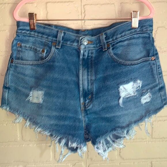Levi’s Distressed Frayed Cut Off Shorts - Picture 1 of 13